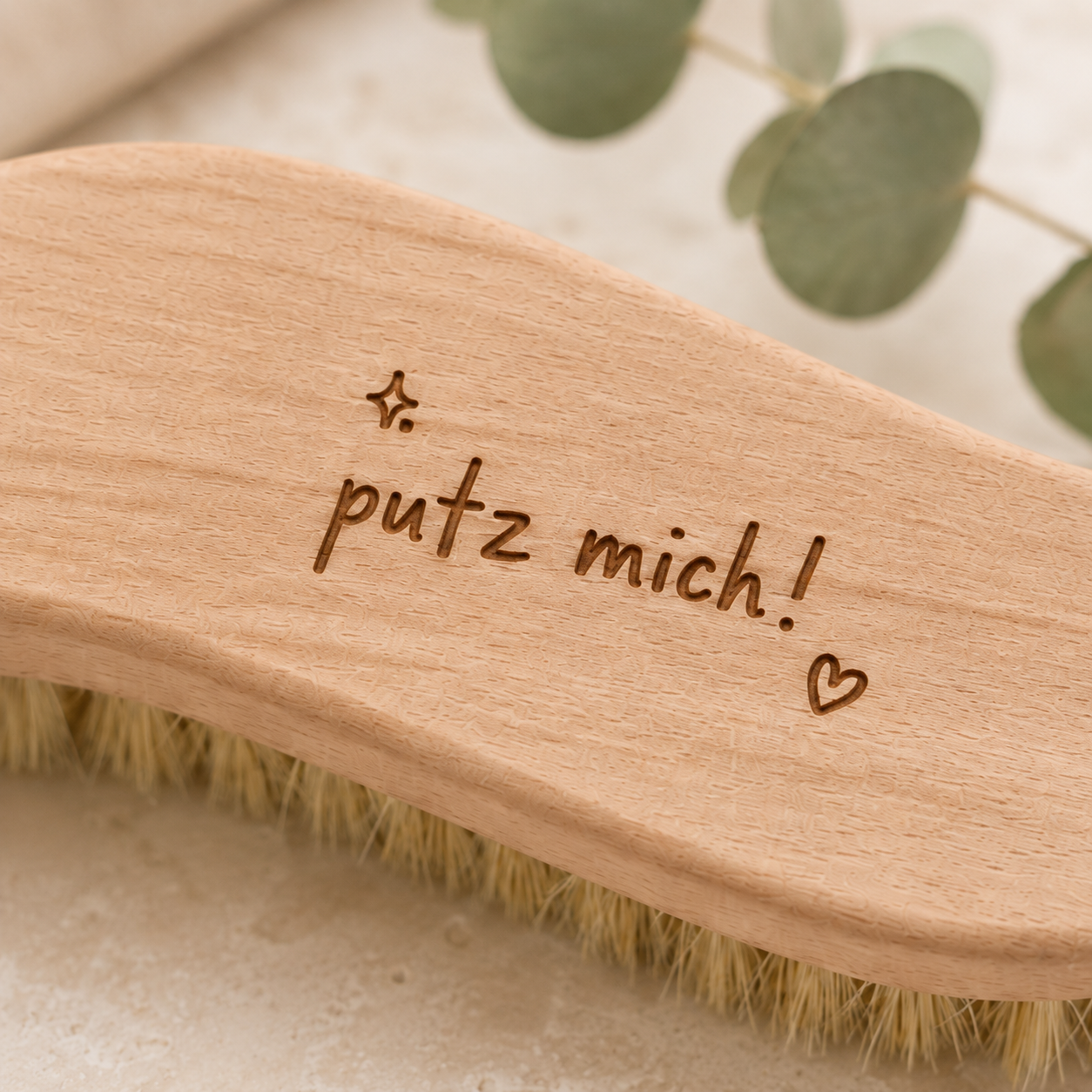 Schuhbürste weich - aus Buchenholz mit Gravur „Putz mich!“