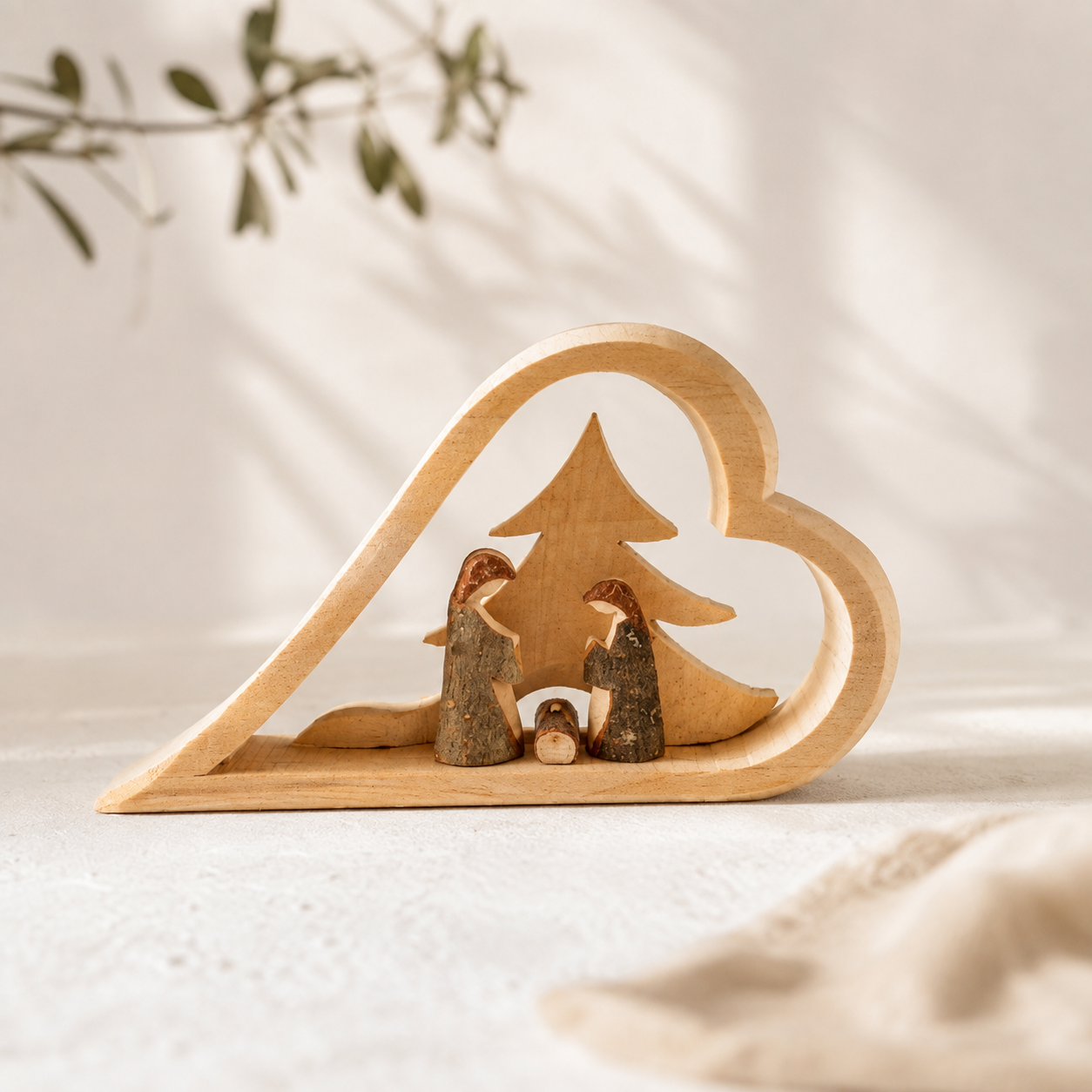 Weihnachtskrippe aus Holz klein – handgeschnitzt in Deutschland